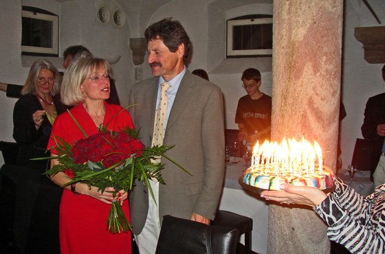P5251508-Jutta wird gerade 50 - Kuchen mit Kerzen (2003)-560